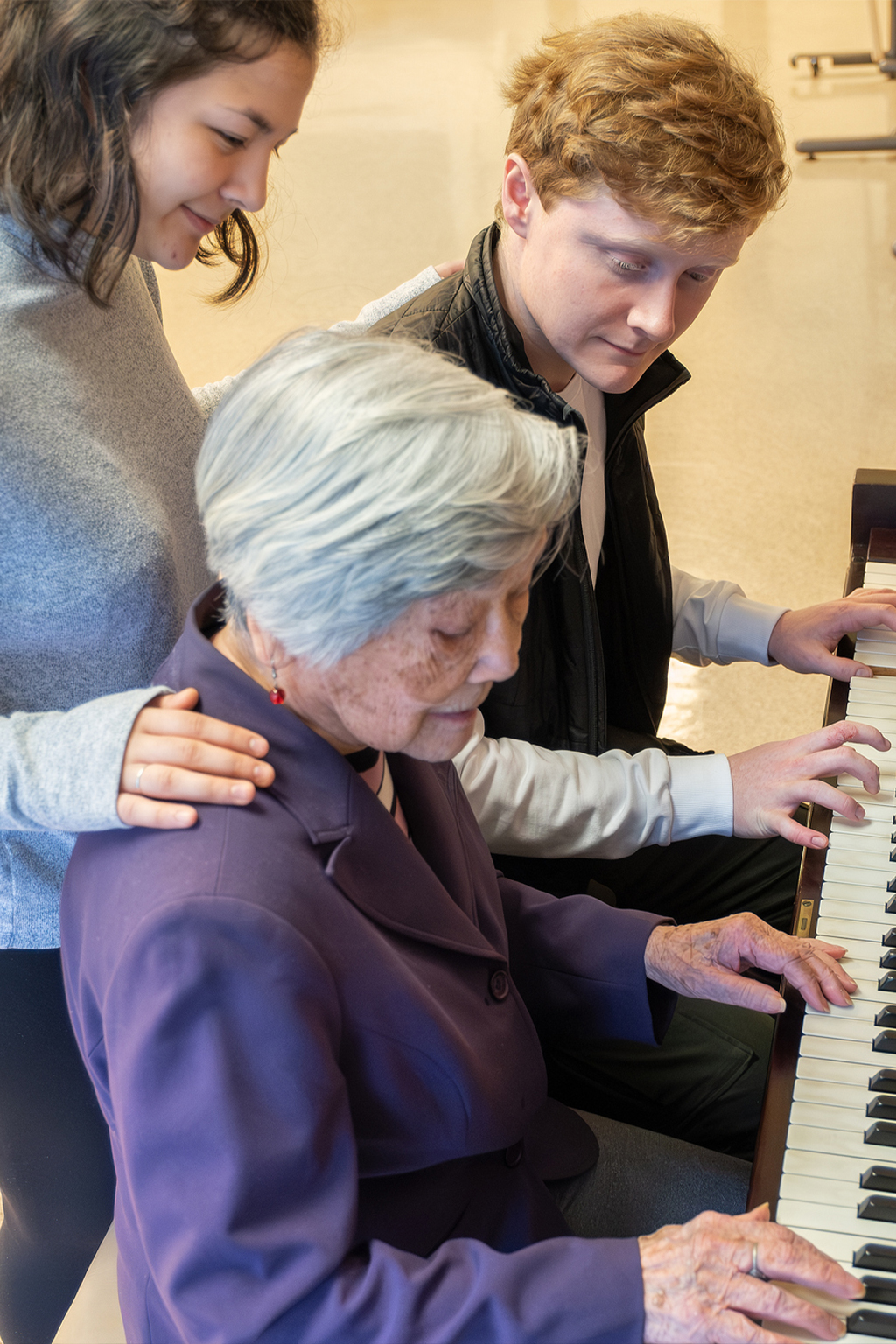 music-therapy-elderly-guitar-session